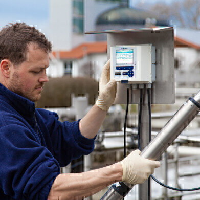Reagent-free monitoring of COD in wastewater plants with the new System 282/284 controller

